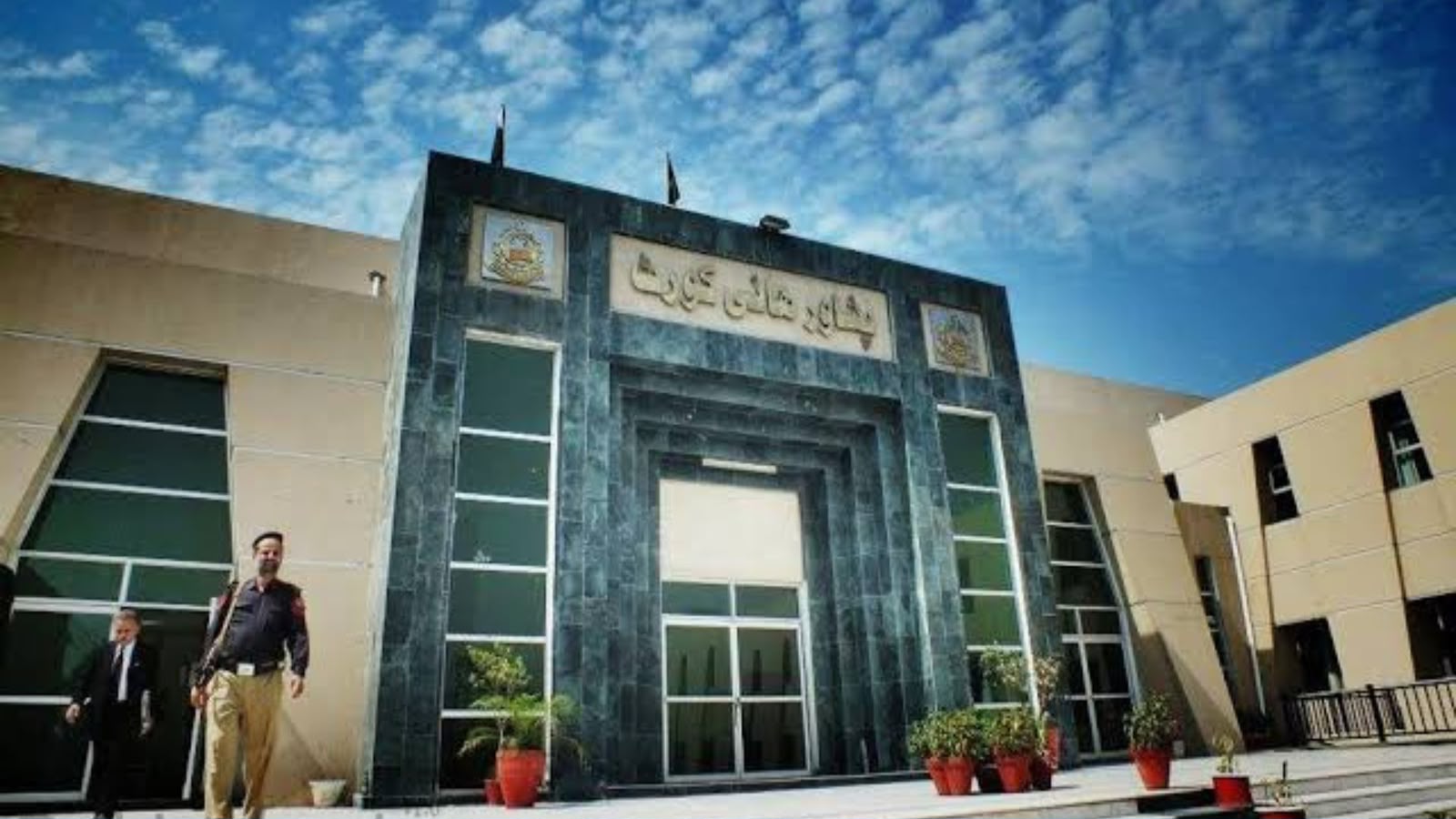 د پېښور هایکورټ د دوو افغان خبریالانو افغانستان ته د ستنولو مخه ونیوله