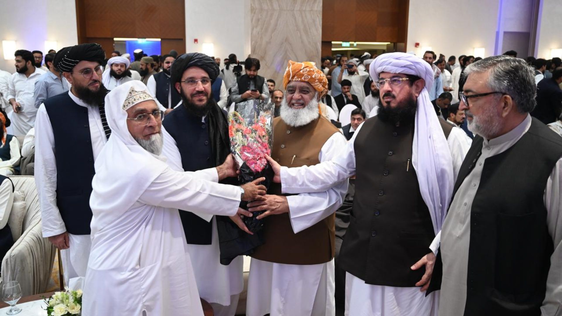 اسلام‌ اباد د طالبانو د پنځه کلن واک د کلیزې دستوره؛ مولانا فضل الرحمان له پلاوي سره ګډون وکړ