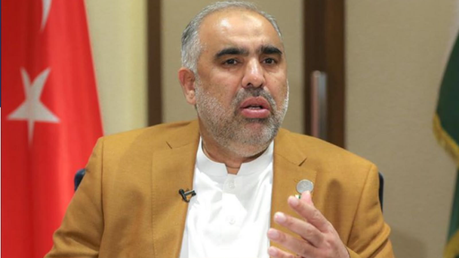 اسد قیصر د افغان طبي زده کوونکو د ایستلو پرېکړه په پېښور هایي کورټ کې چیلنج کړه