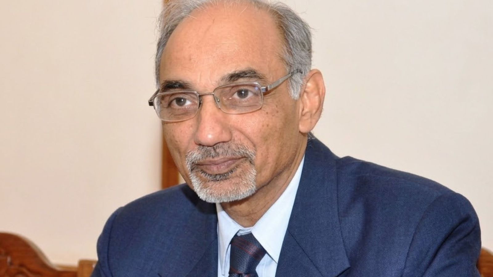 پخوانی پاکستاني ډيپلومات : د طالبانو د کړنلارو دوام افغانستان د کورنۍ جګړې پر لور بیايي