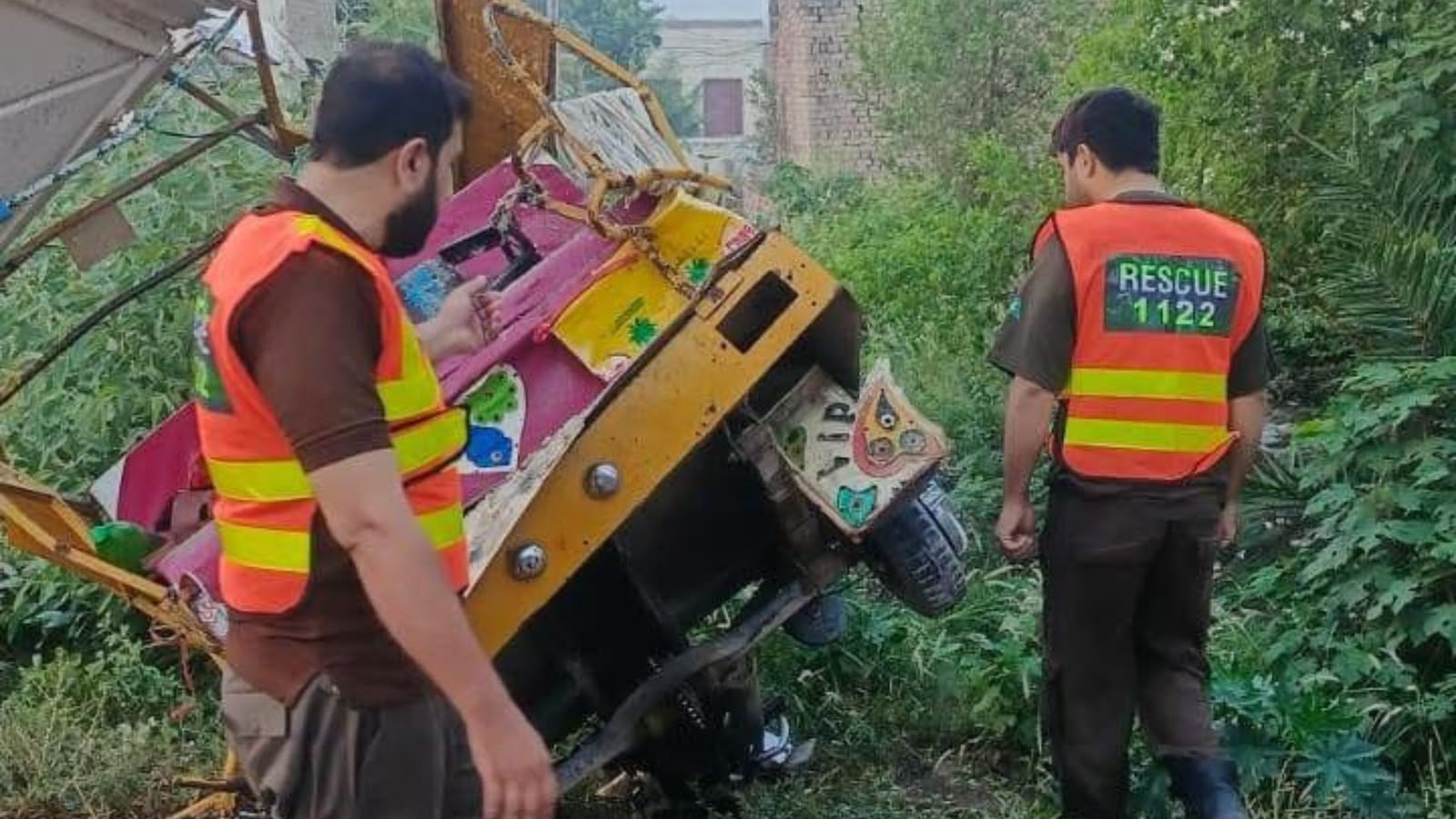 بنو کې د ټرک او چینچي رکشې په ټکر کې شپږ کسان ژوبل شوي