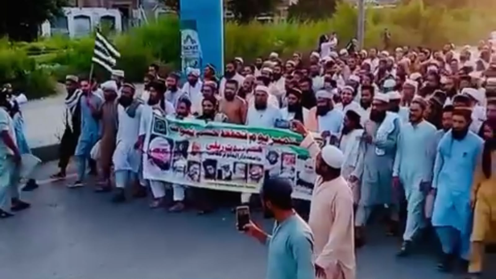 اکوړه خټک : د ختم نبوت د تحفظ ورځ، له دارالعلوم حقانیې څخه لاریون وویستل شو