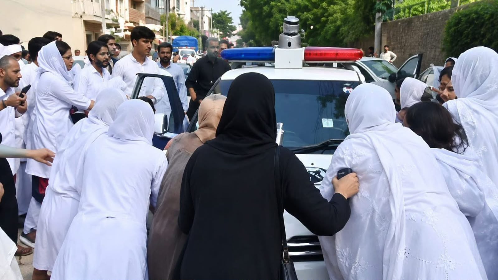 پېښور کې د نرسنګ کالج د هاسټل او کلینیکل ټرېننګ پر شخړه احتجاج، مقدمه او د پولیس افسر معطلي