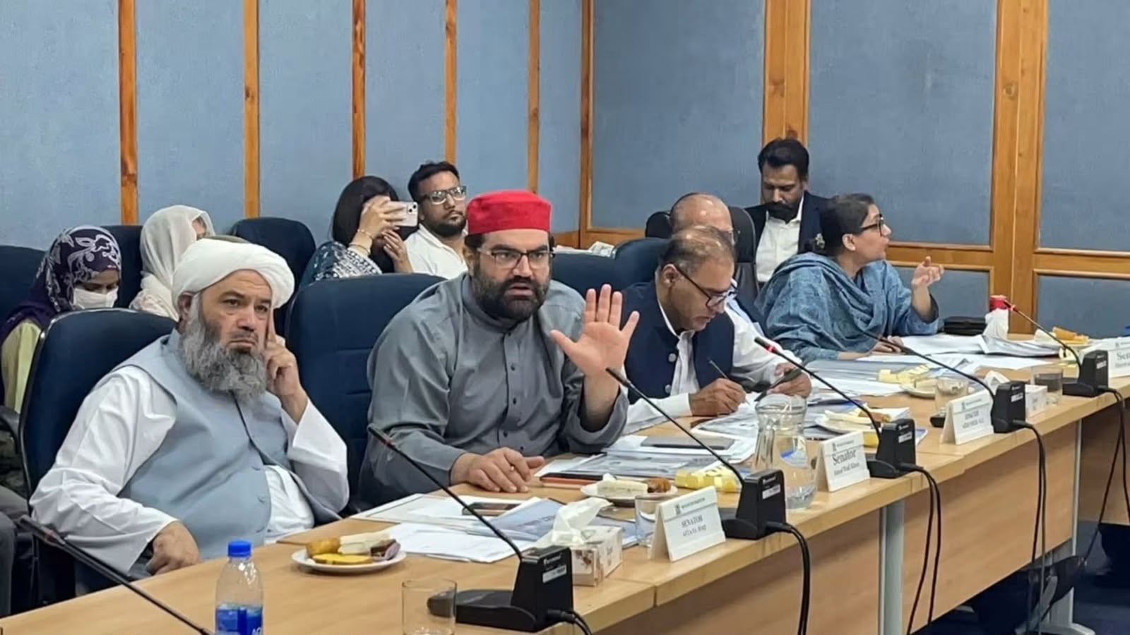 ایمل ولي خان : پولیس ته چا واک ورکړی چې څوک د وژلو وړ وبولي؟