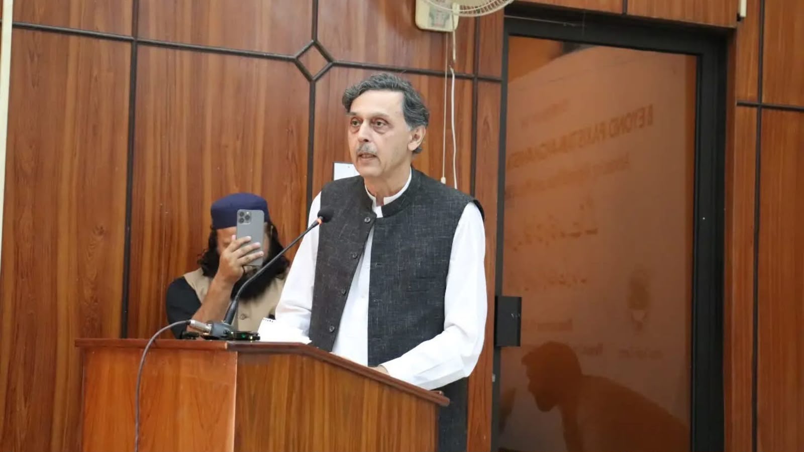 د پخواني وزیراعظم عمران خان ځانګړي سلاکار ارباب شهزاد په پېښور کې د پالیسۍ او څېړنې اداره فعاله کړې