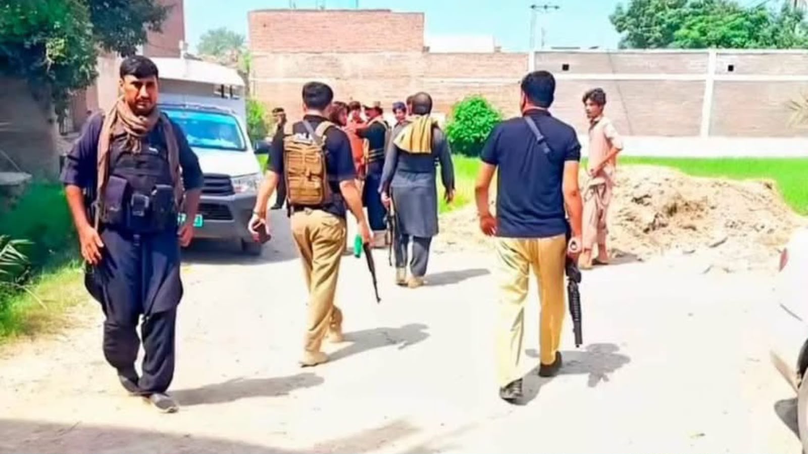 بنو کې پنځه مشکوک کسان نیول شوي؛ پولیس د نشي موادو او وسلو د ترلاسه کولو خبره کوي
