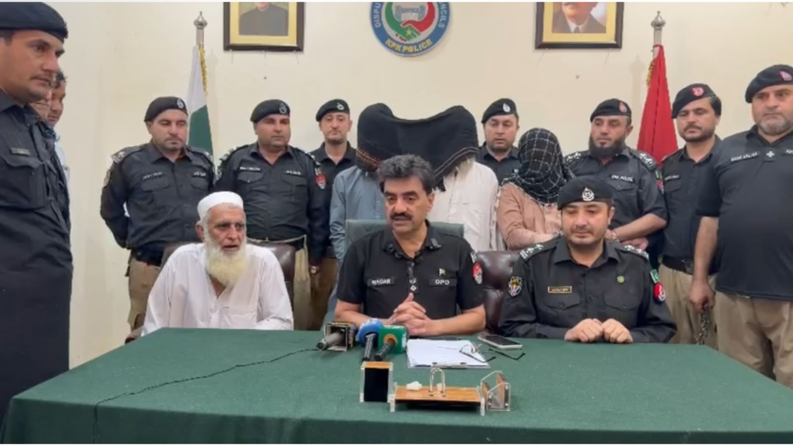 خیبر : لنډي کوتل کې تښتول شوی سوداګر حاجي لنډی له ۳۴ ورځو وروسته راخوشی شو، ۱۷ کسان نیول شوي