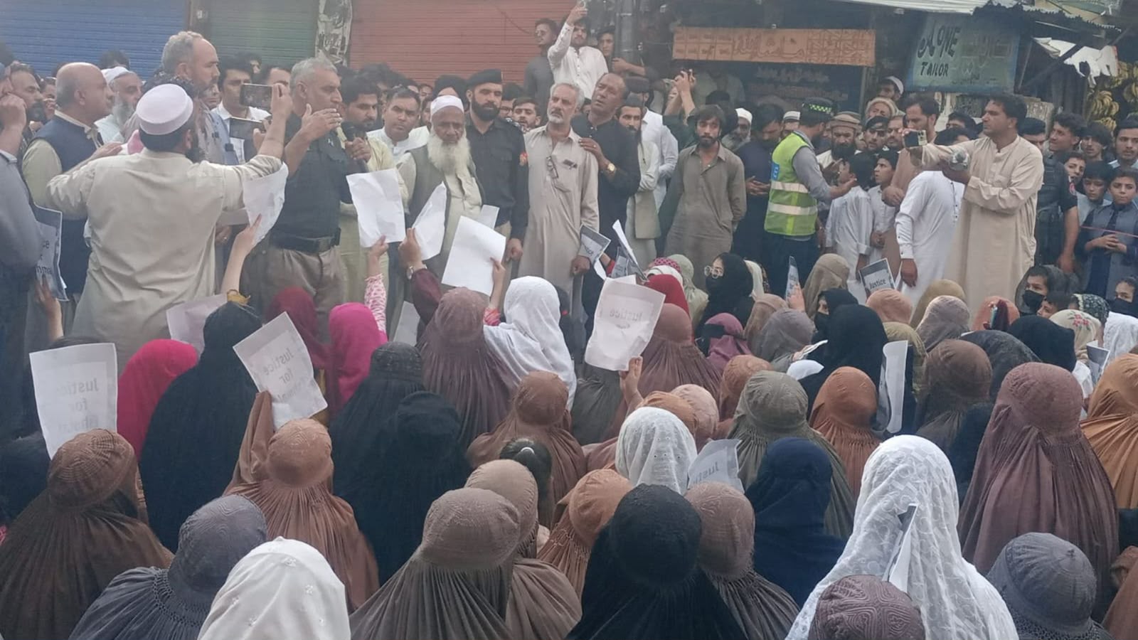 سوات کې د نهه کلنې ماشومې د وژنې پر ضد د ښځو احتجاج