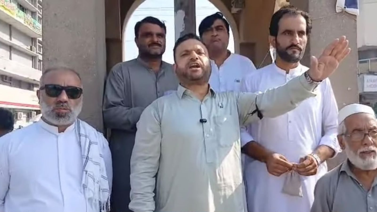 نوښار کې د الیکټرانیک مېډیا خبریالانو د پرېس کلب پر وړاندې احتجاج کړی