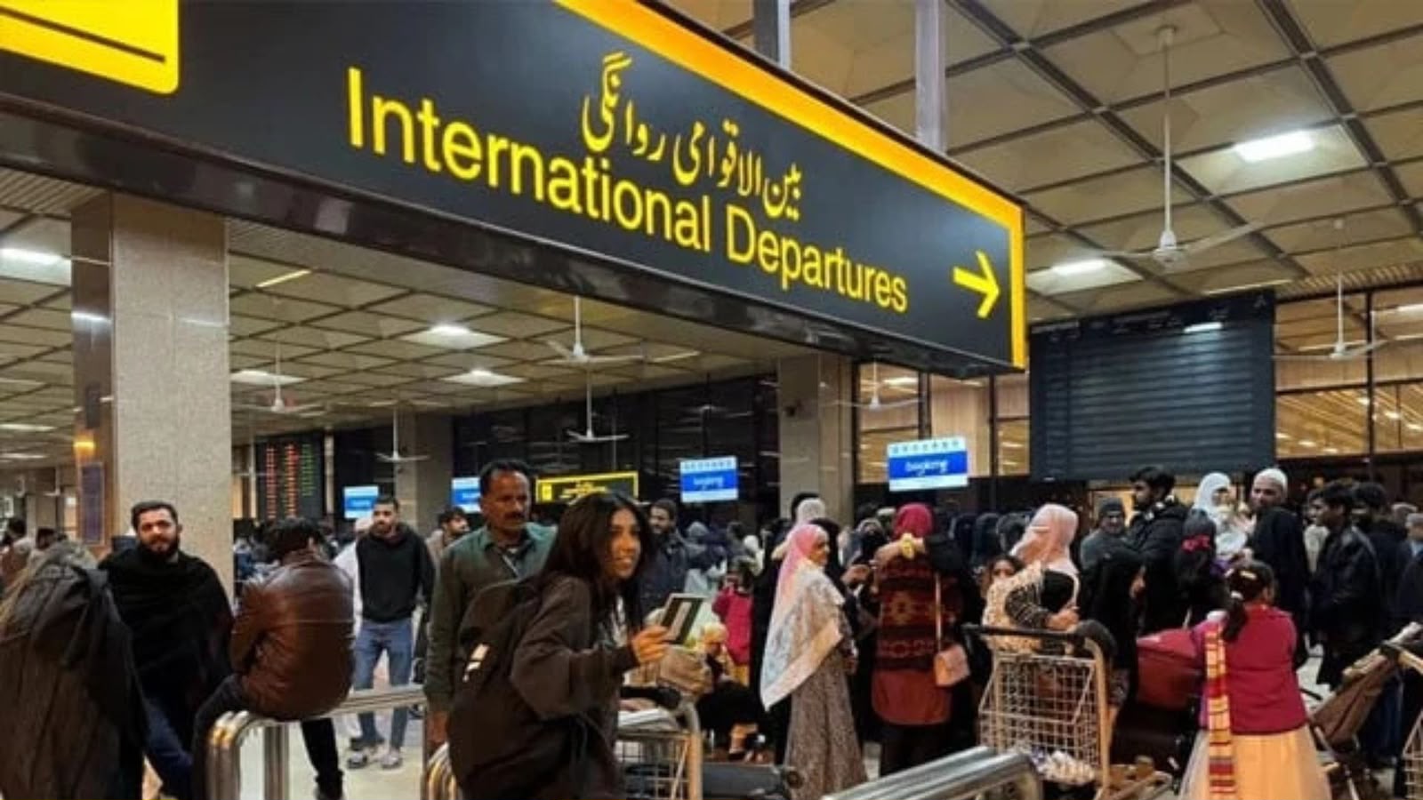 پاکستان : له نن بهر ته تلونکو مسافرو لپاره د نادرا د واکسین سند لازمي کېږي
