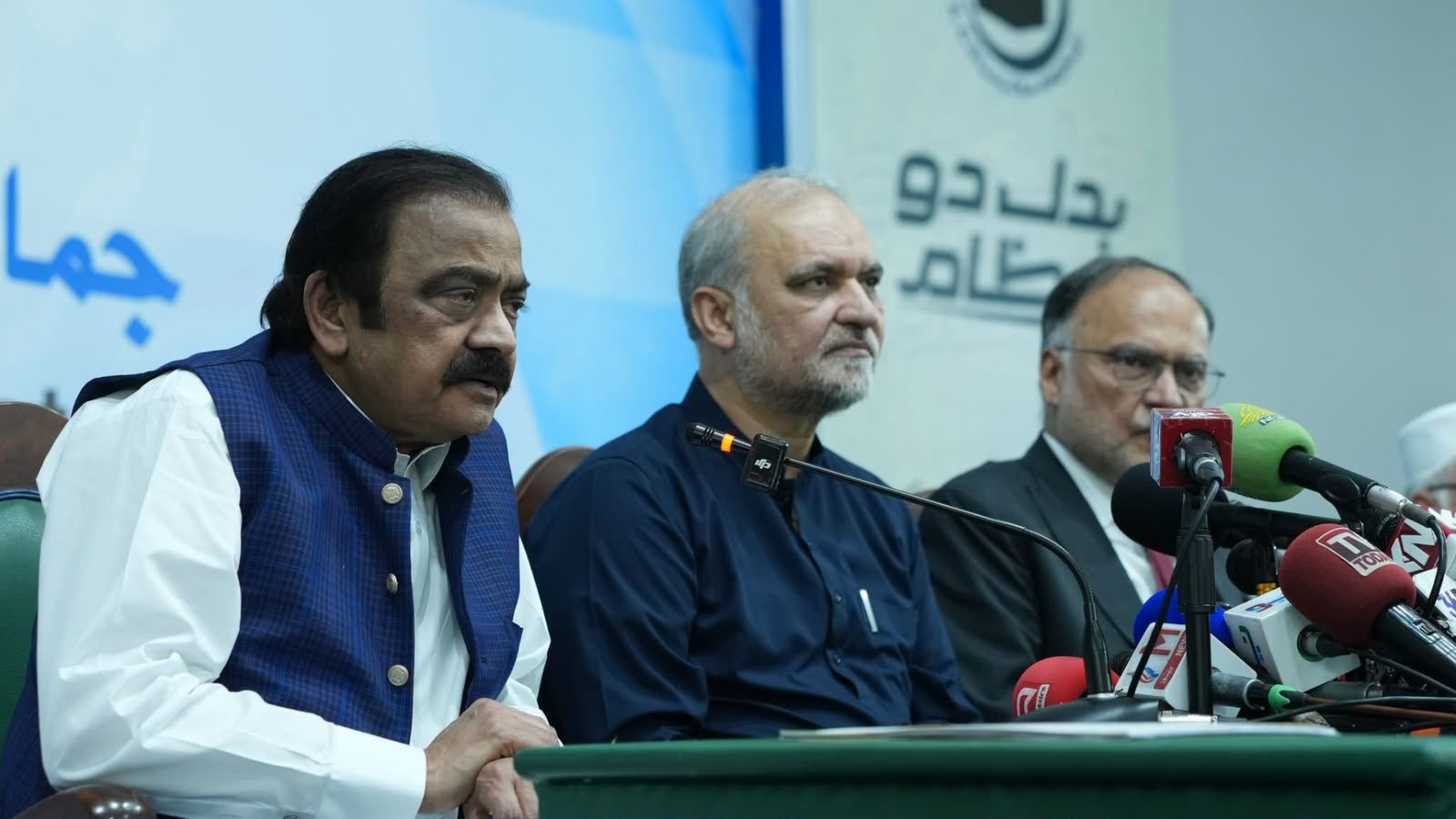 پاکستان : د جماعت اسلامي او حکومت د پټرولو پر لېوي خبرې د سپتمبر تر ۱۵مې وځنډېدې
