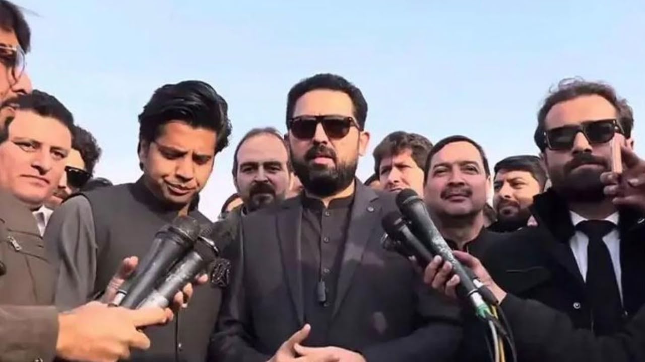 پاکستان : د اسلام اباد عدالت د پي ټي ایي د ۲۴ مشرانو د پاسپورټونو د بندولو حکم کړی