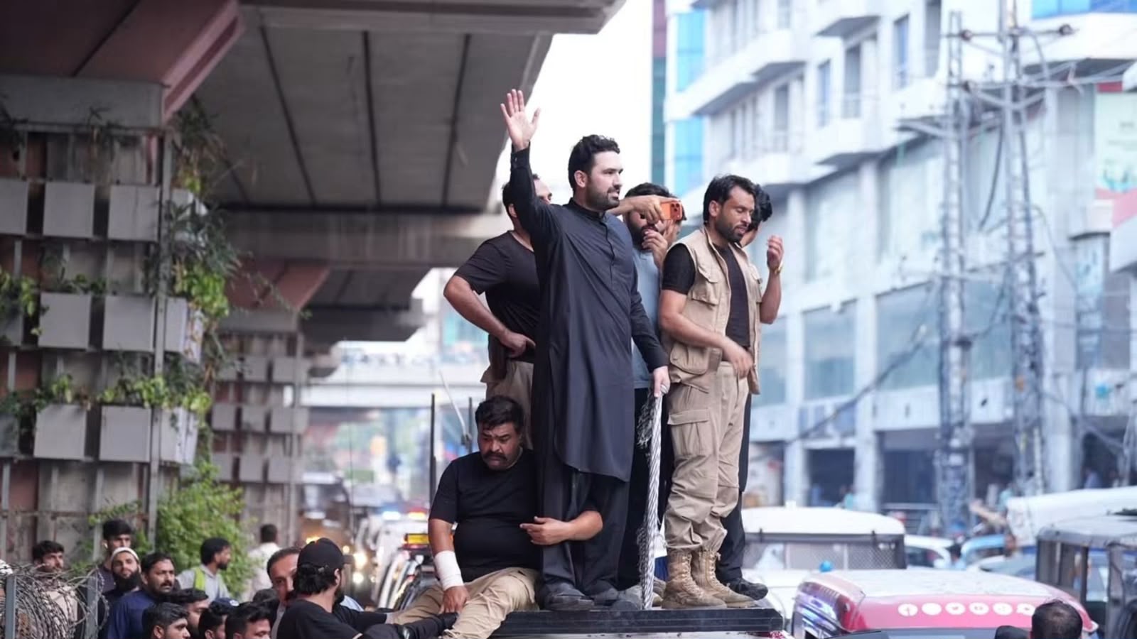 د خیبر پښتونخوا اعلا وزیر سهیل افریدی وايي په لاهور کې «تښتول شوی» و؛ پنجاب حکومت یې خبره ردوي