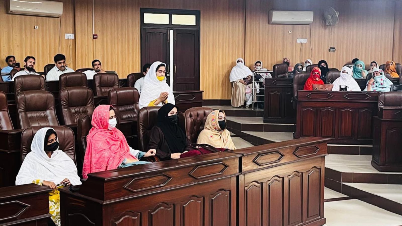 نوښار کې د ښځو د حقونو او کاري ځورونې په اړه پرانیستې غونډه شوې