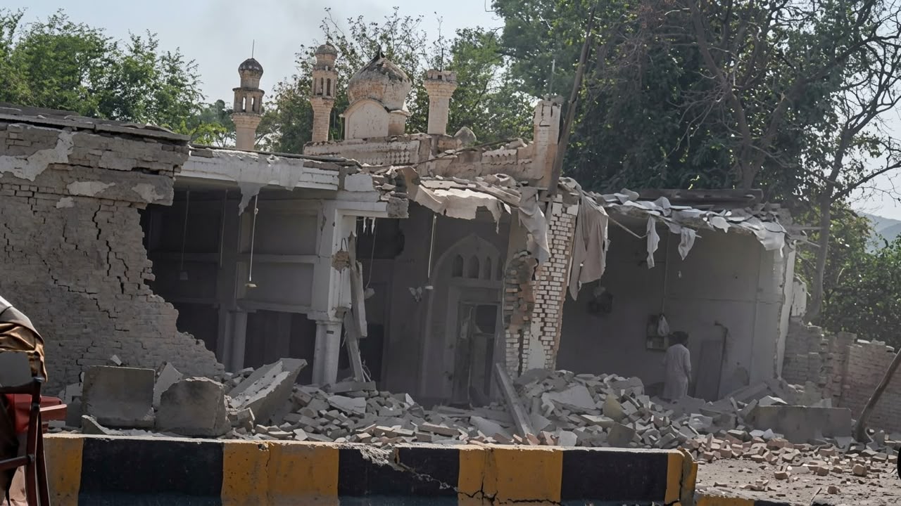 کوهاټ پولیس لاین کي چاودنه؛ ۱۶ کسان وژل شوي، تر ۳۰ زیات ټپیان