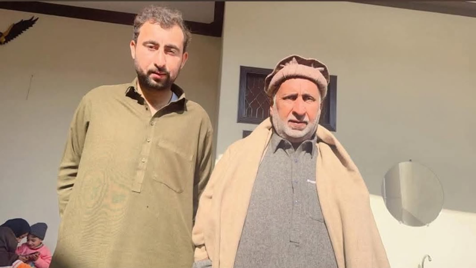 نوښار کې پولیس اهلکار د لارې پر شخړه خپل تره او د هغه زوې وژلي