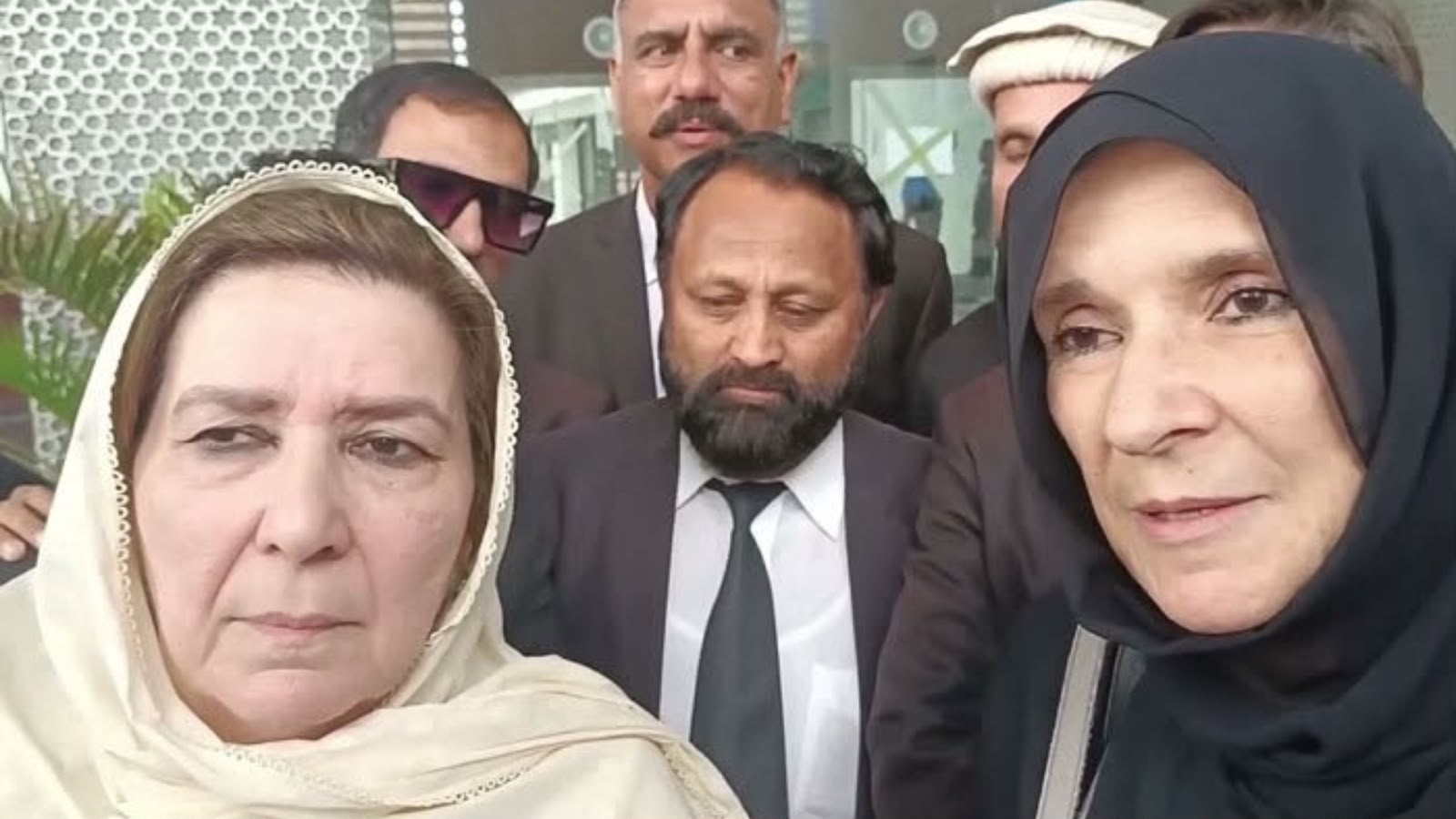 د عمران خان درې واړه خويندې په لاهور کې د ۳۰ ورځو لپاره نظربندې شوې
