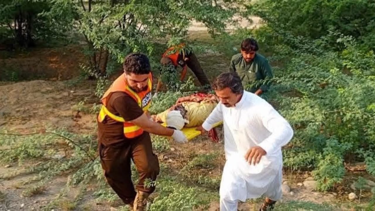 بنو کې د دوو تښتول شویو ایف سي سرتېرو مړي موندل شوي؛ د ډرون برید کې پلار او زوې ژوبل