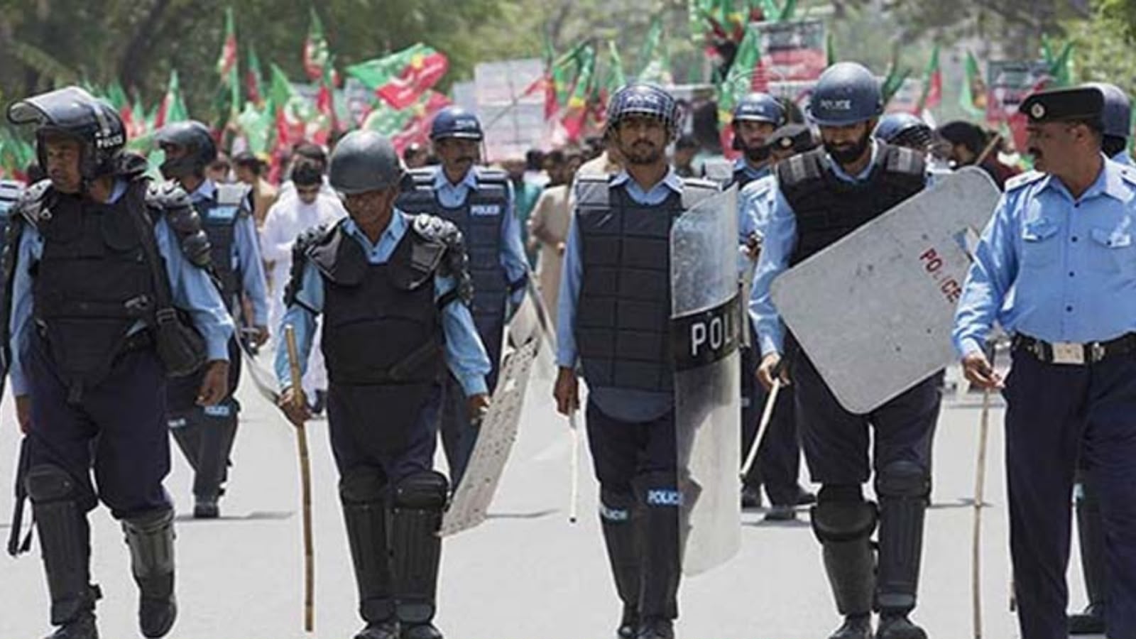 پاکستان : اسلام‌ اباد کې د تحریک انصاف شپږ پارلیماني غړي نیول شوي؛ د امنیت لپاره زرګونه اضافي پولیس غوښتل شوي