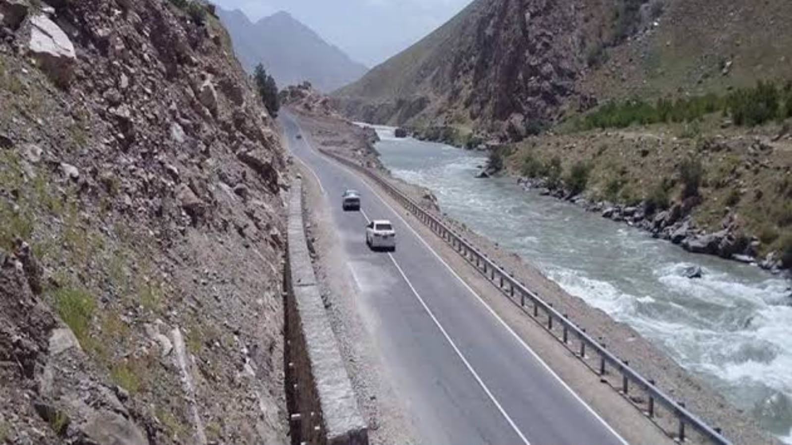 افغانستان : بدخشان کې د روسي سیلانیانو د موټرو له کاروان سره په ټکر کې یو موټرسایکل چلوونکی مړ شوی