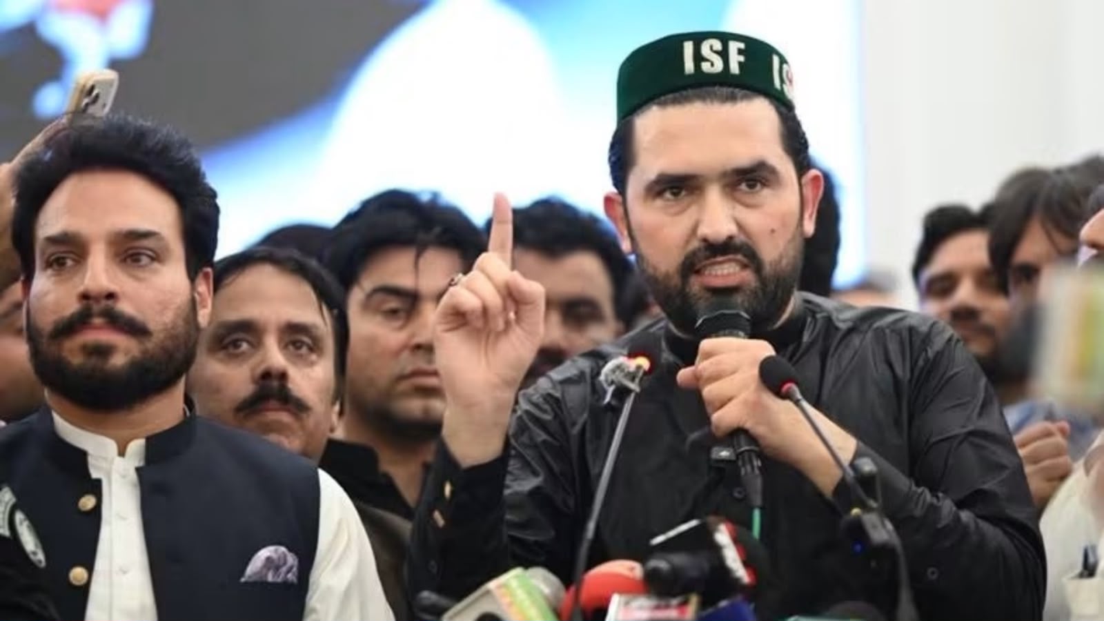 سهیل افریدي : لارې بندې کړئ که میخونه ولګوئ، لانګ مارچ به کوو