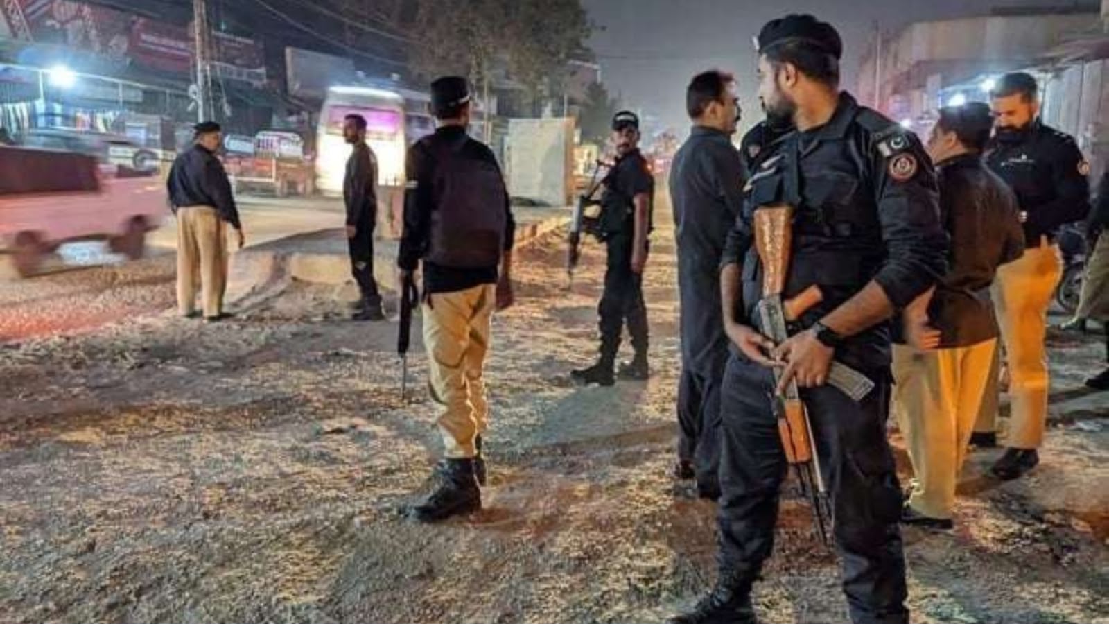 بلوچستان: دوکي کې وسله والو یو ساتونکی وژلی او ۱۲ مزدوران یې تښتولي