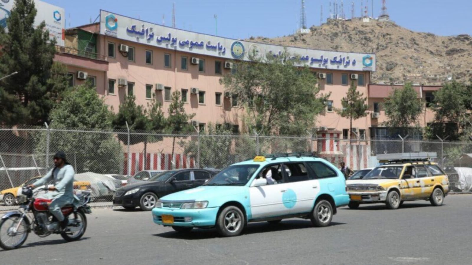 افغانستان : د بندیز سربېره ځینې ټکسي چلوونکي موسیقي اوري