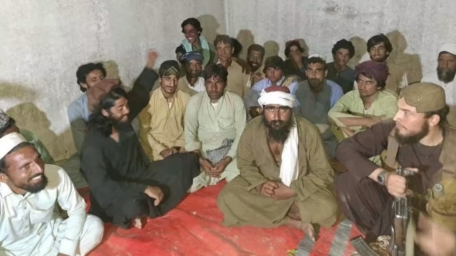 بنو کې وسله والو ۱۳ کډه کېدونکي کسان نیولي