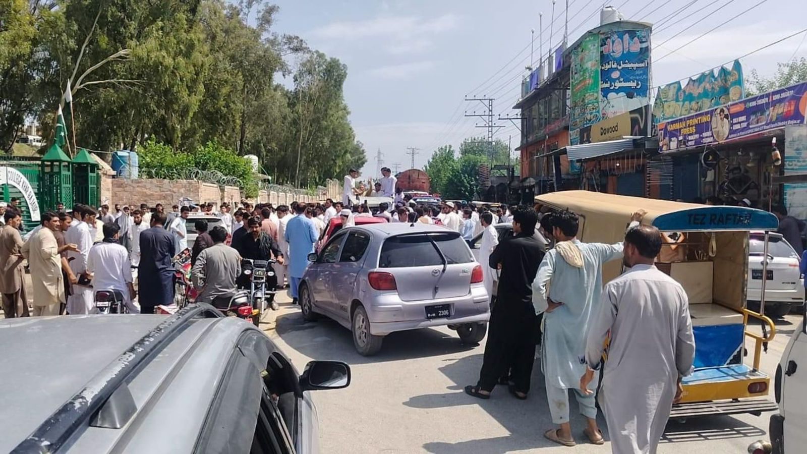 باجوړ: د کالج بس غوښتنې لپاره د زده کوونکو احتجاج، باجوړ ـ پېښور لویه لاره تړل شوې