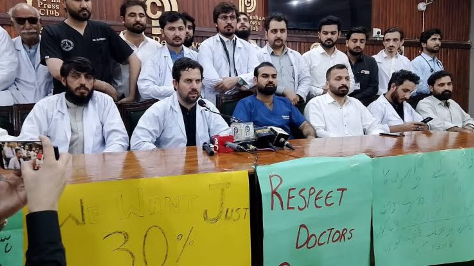خیبر پښتونخوا: ډاکټرانو احتجاج پراخ کړ؛ په وارډونو کې به یوازې یو ډاکټر پاتې وي
