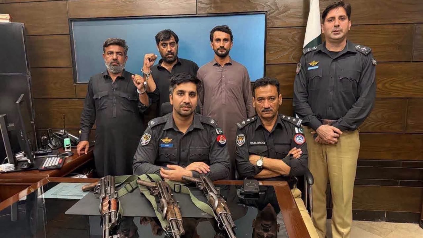 پېښور : د شخصي پوهنتون د زده‌ کوونکو د احتجاج پر مهال هوايي ډزې