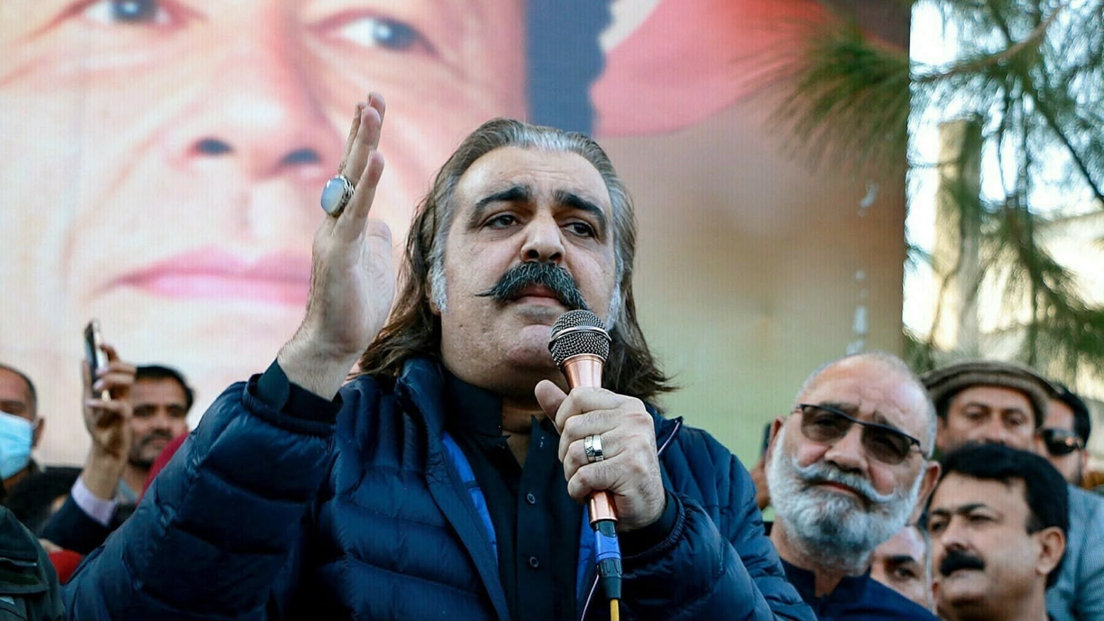 علي امین ګنډاپور: د لارو بندېدو او امنیتي حالاتو له امله مو کاروان له یارک څخه بېرته وګرځاوه