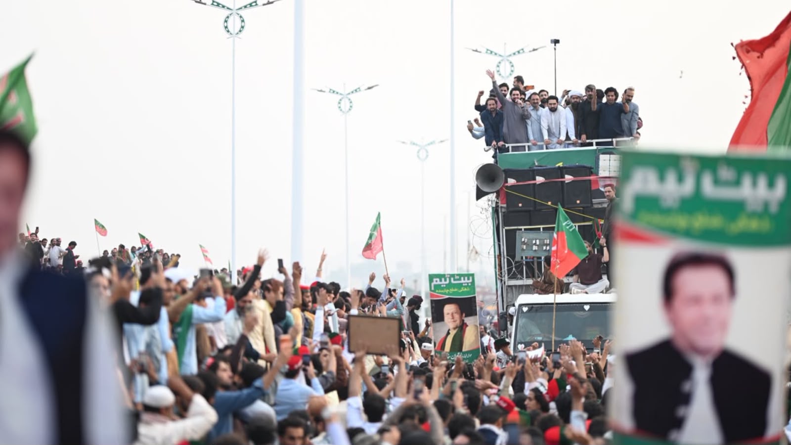 د پي ټي ایي لانګ مارچ پنځمه ورځ : قافله د پېښور حیات اباد ټال پلازې ته ورسېده