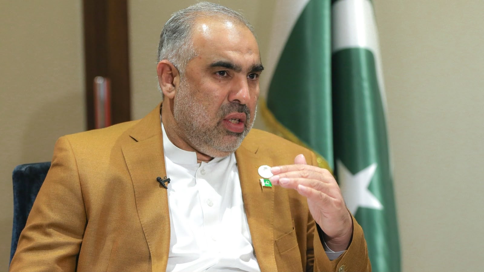 اسد قیصر: په خېبر پښتونخوا کې شاوخوا دوه زره سیاسي فعالان نیول شوي