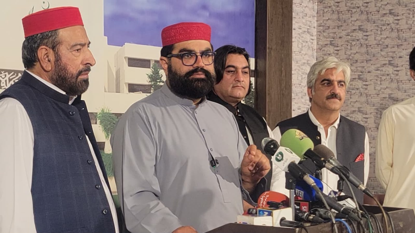 ایمل ولي خان : د خېبر پښتونخوا په ۱۲ ضلعو کې د ایمرجنسۍ تر شا د معدني زېرمو د ترلاسه کولو هڅه خو نه ده؟