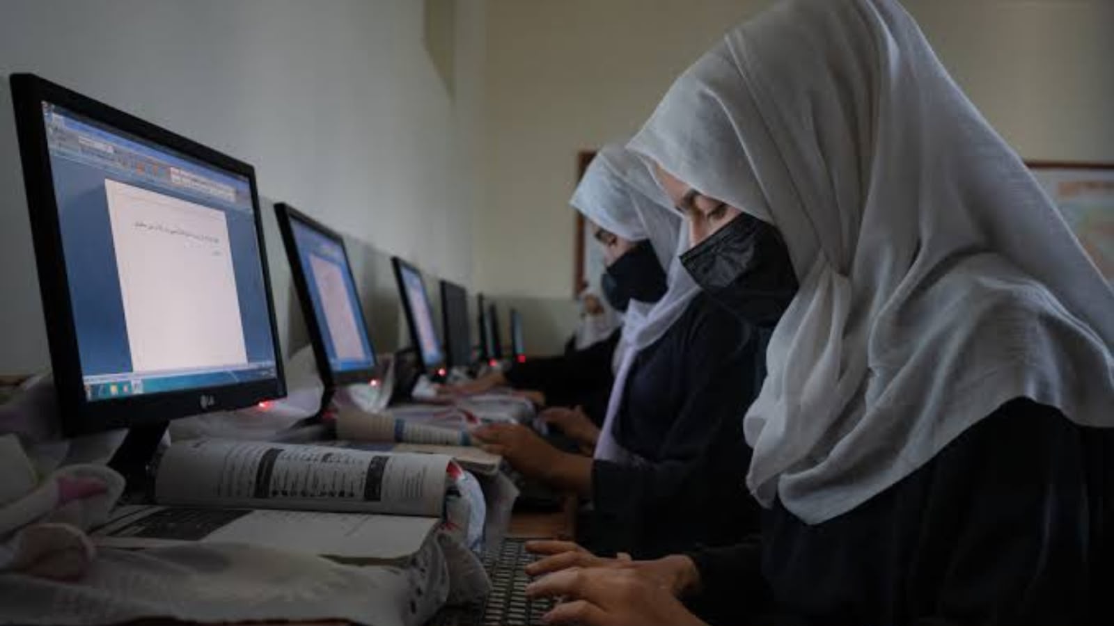 طالبان وايي نجونې انلاین ډاکټرانې جوړېدی شي، خو امتحانونه به چېرته ورکوي او سندونه به یې څوک مني؟