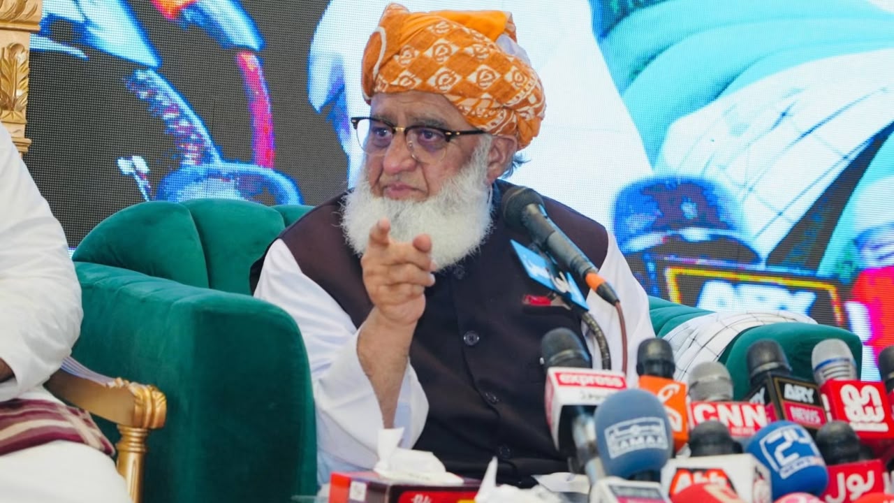 مولانا فضل الرحمن: په پاکستان کې له افغان کډوالو سره د پولیسو چلند د اندېښنې وړ دی
